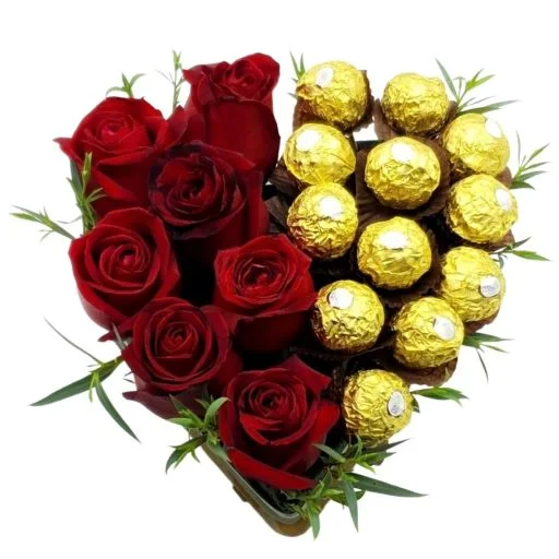 Arreglo floral corazon de rosas y chocolates rocher lite